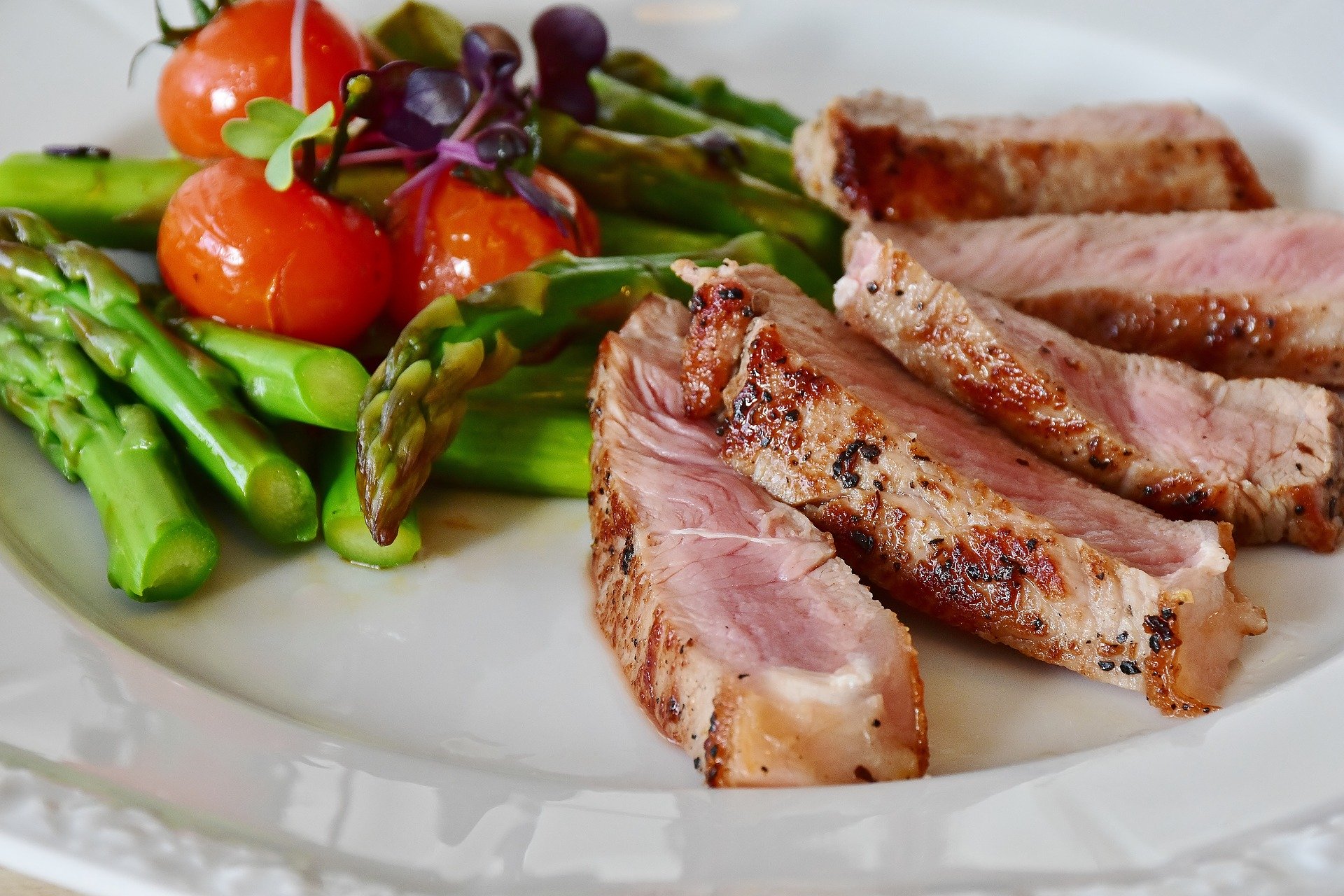 実はお肉も好き?猫に肉を与えるポイント